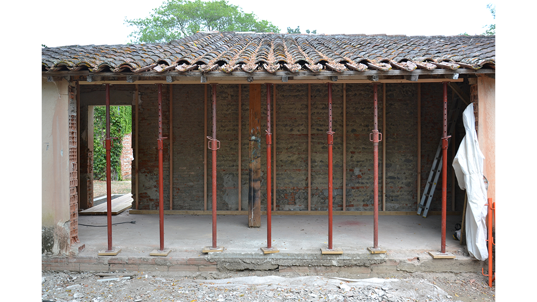 Préparation du mur pour accueillir l'isolation en béton de chanvre projeté - DévelGreen