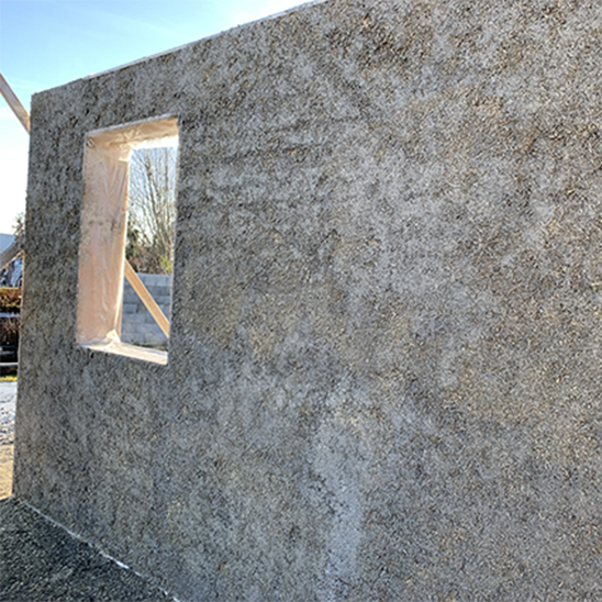 Façade extérieure d’un mur préfabriqué en béton de chanvre projeté - DévelGreen